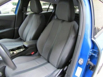 Peugeot 2008 PureTech 130 S&S EAT8 GT Pack (9)