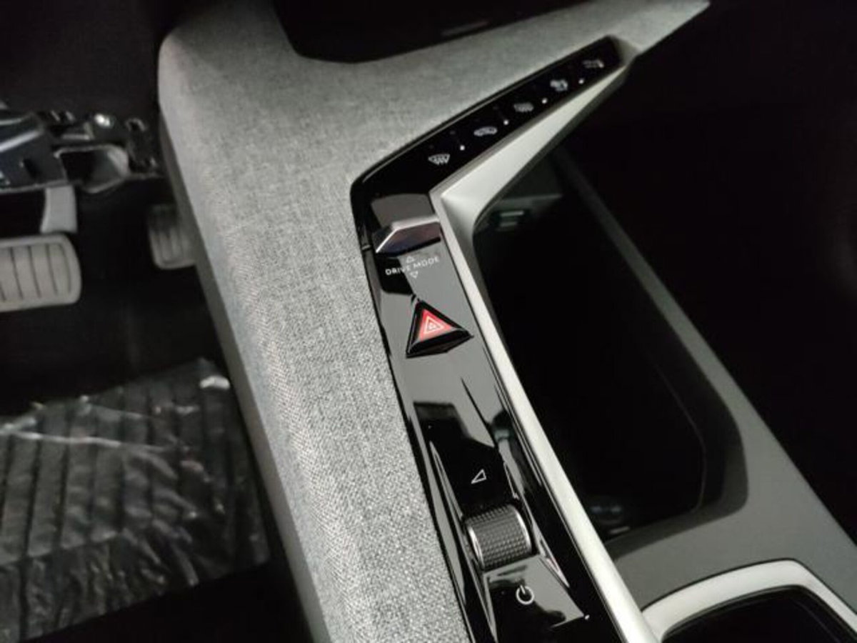 Peugeot 3008 1.2 hybrid Allure Business 145cv e-dcs6 (18)