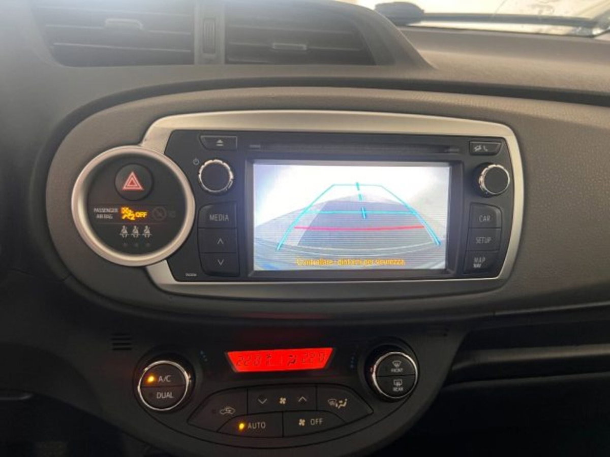 Toyota Yaris 1.0 5 porte Lounge (10)