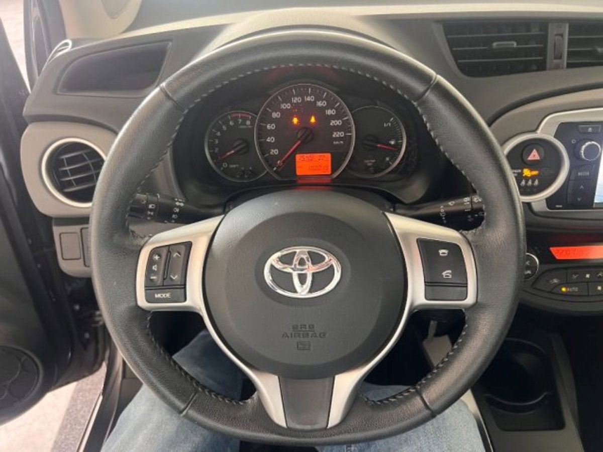 Toyota Yaris 1.0 5 porte Lounge (12)