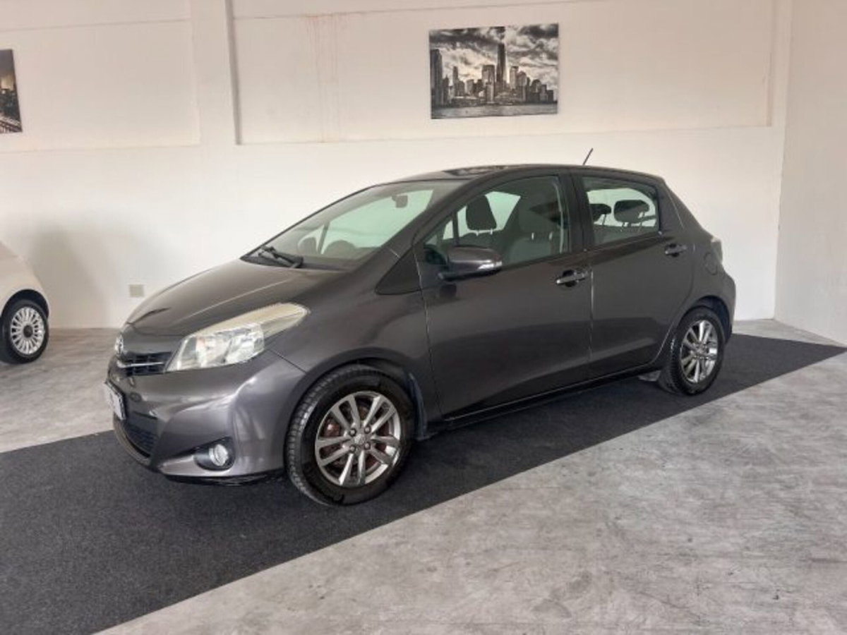 Toyota Yaris 1.0 5 porte Lounge (2)