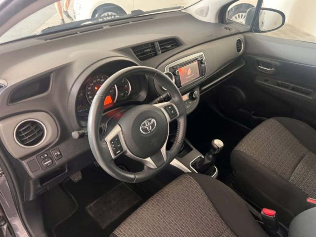 Toyota Yaris 1.0 5 porte Lounge (5)