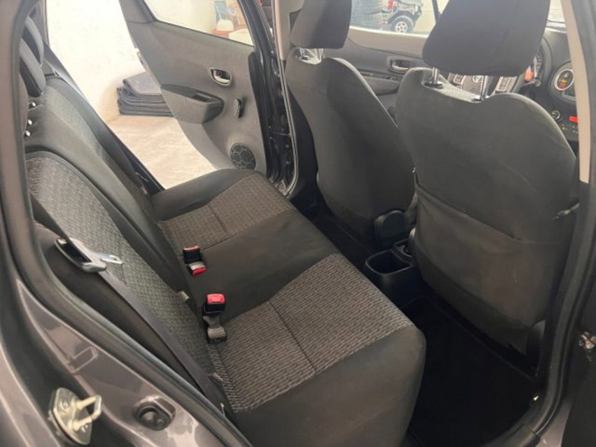 Toyota Yaris 1.0 5 porte Lounge (8)