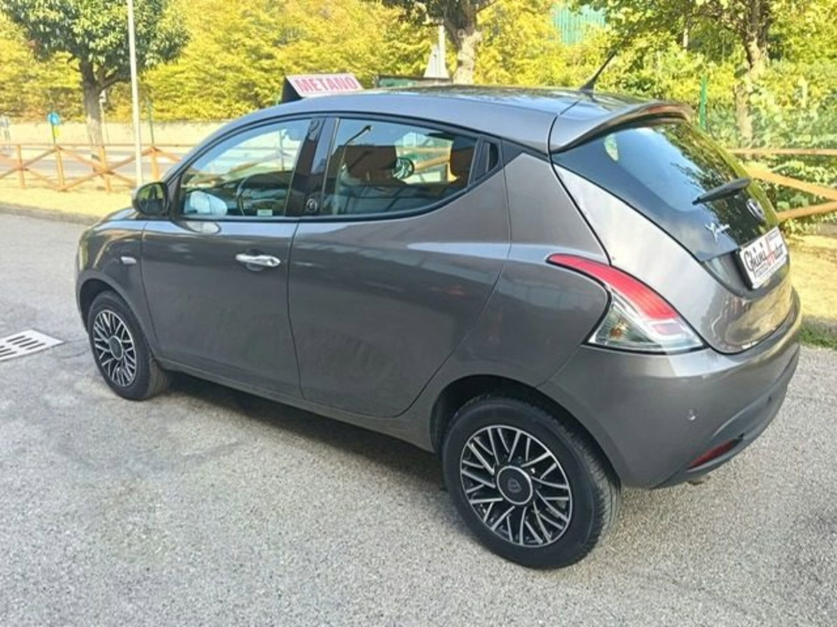 Lancia Ypsilon 0.9 TwinAir 85 CV 5 porte Metano Ecochic Gold (12)