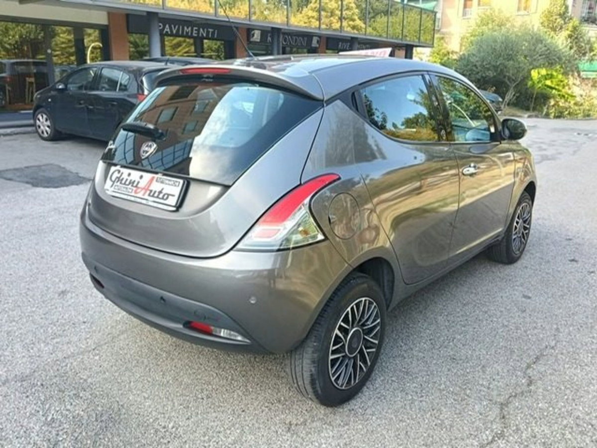 Lancia Ypsilon 0.9 TwinAir 85 CV 5 porte Metano Ecochic Gold (14)