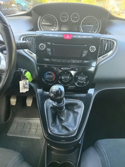Lancia Ypsilon 0.9 TwinAir 85 CV 5 porte Metano Ecochic Gold (5)