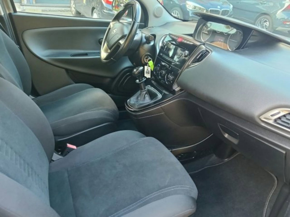 Lancia Ypsilon 0.9 TwinAir 85 CV 5 porte Metano Ecochic Gold (7)