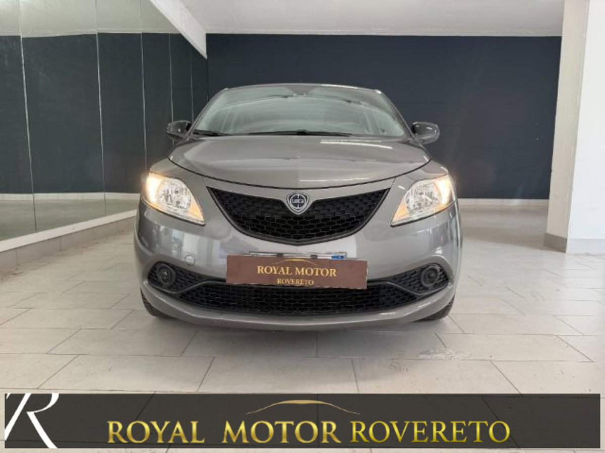 Lancia Ypsilon 1.2 69 CV 5 porte Gold (2)