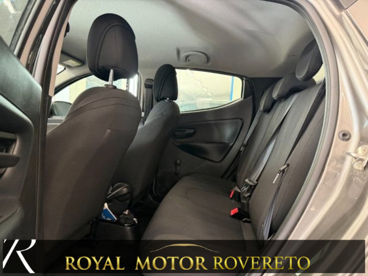 Lancia Ypsilon 1.2 69 CV 5 porte Gold (8)