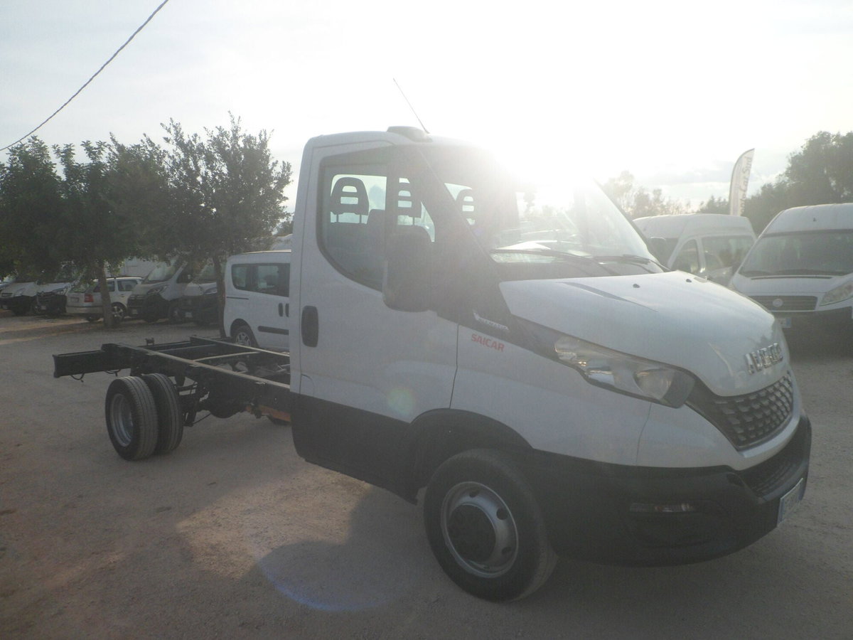 Iveco Daily Telaio 35C18 BTor 3.0 HPT PLM-RG Cabinato (3)