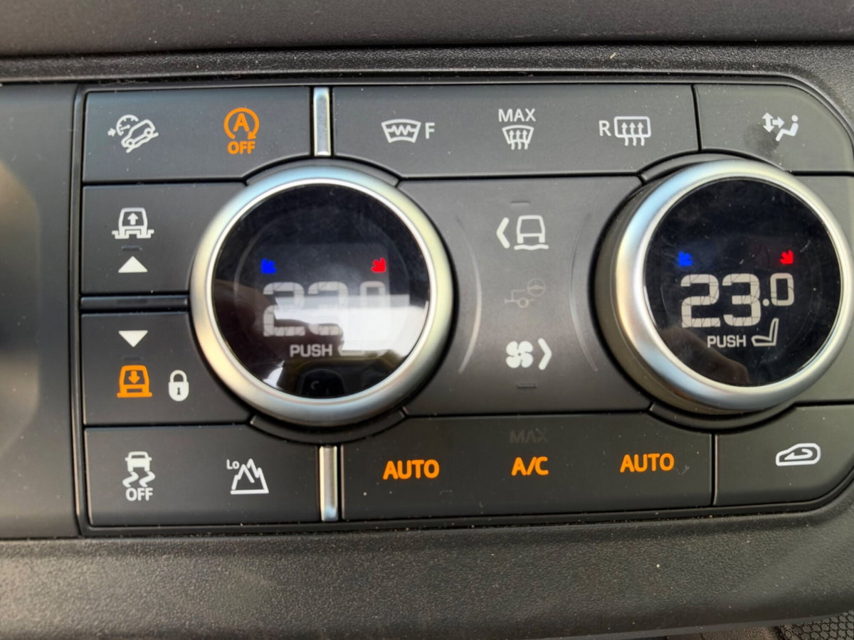 Land Rover Defender 110 3.0 l6 400 CV AWD Auto X-Dynamic S (11)