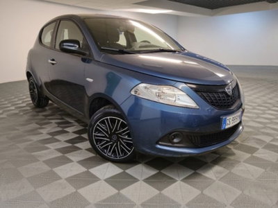 Lancia Ypsilon 1.0 FireFly 5 porte S&S Hybrid Ecochic Silver usata