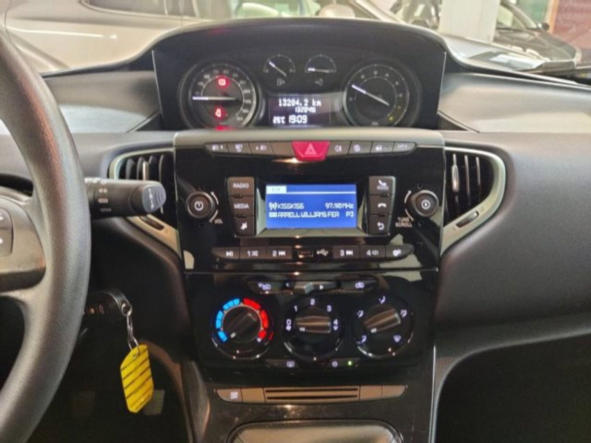Lancia Ypsilon 1.0 FireFly 5 porte S&S Hybrid Ecochic Silver (11)
