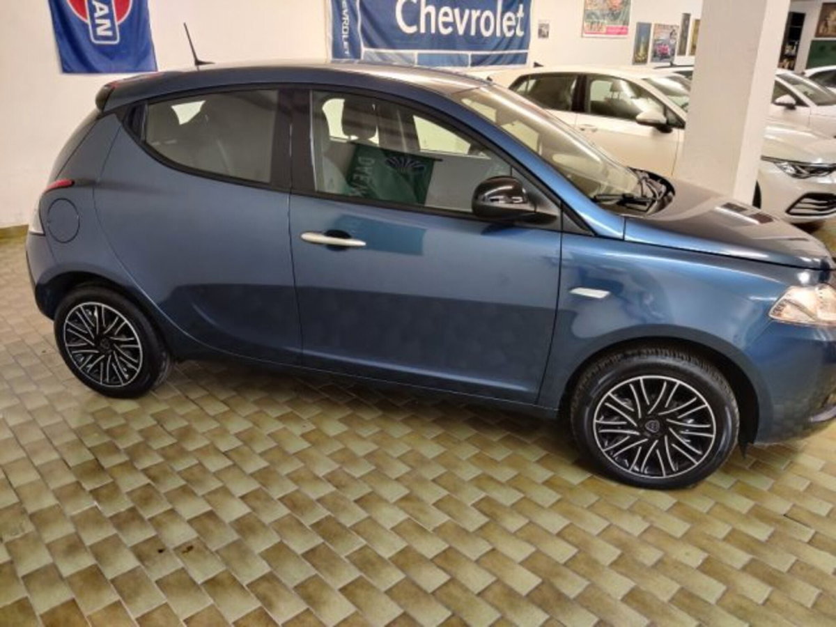 Lancia Ypsilon 1.0 FireFly 5 porte S&S Hybrid Ecochic Silver (5)