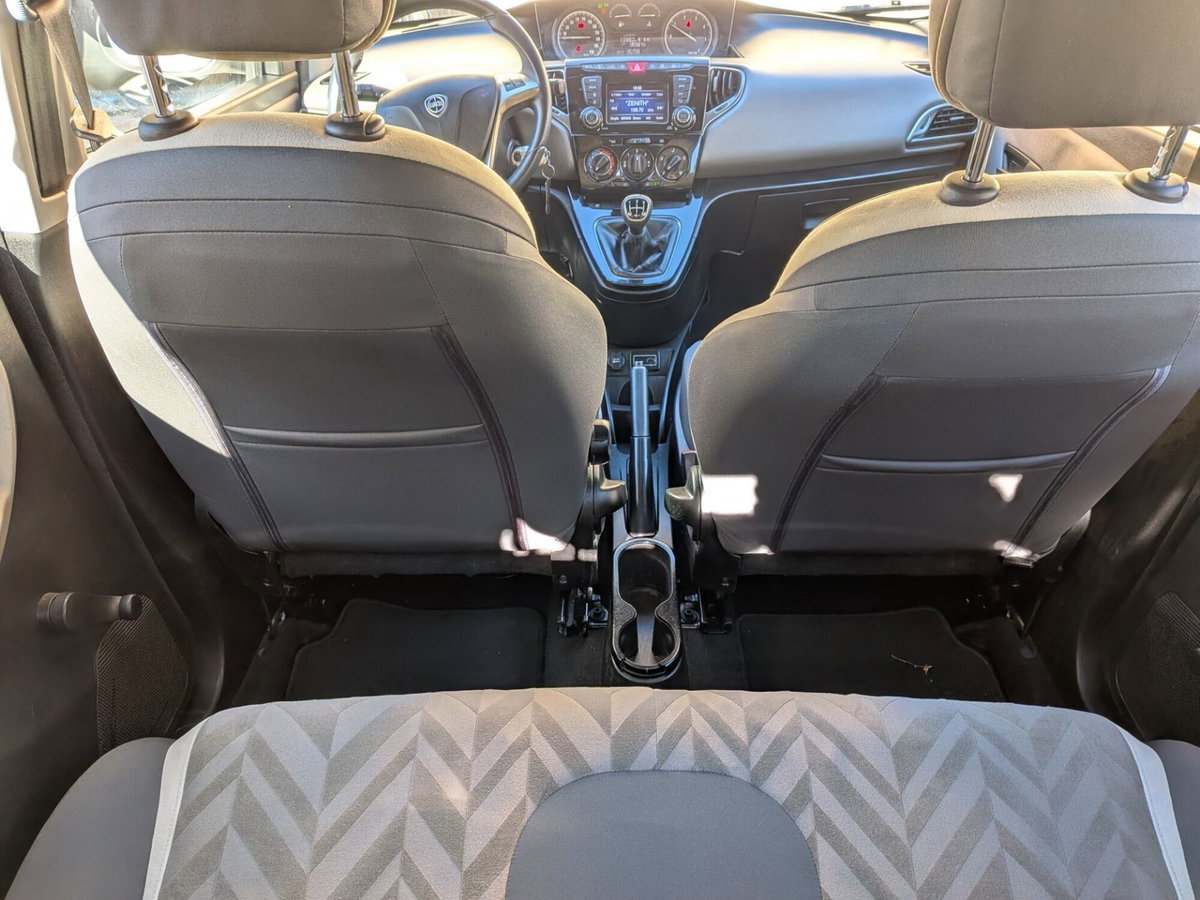 Lancia Ypsilon 1.3 MJT 16V 95 CV 5 porte S&S Platinum (4)