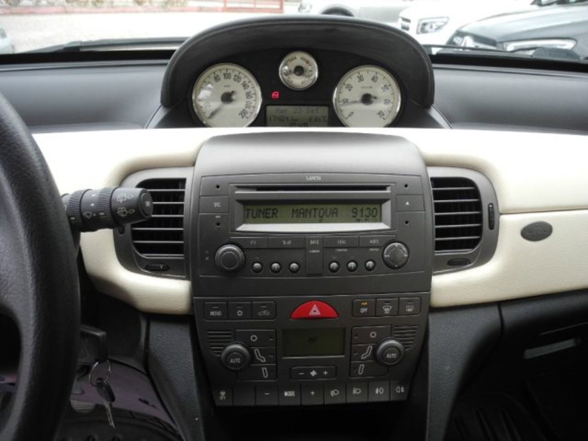 Lancia Ypsilon Multijet 16V Platino (18)