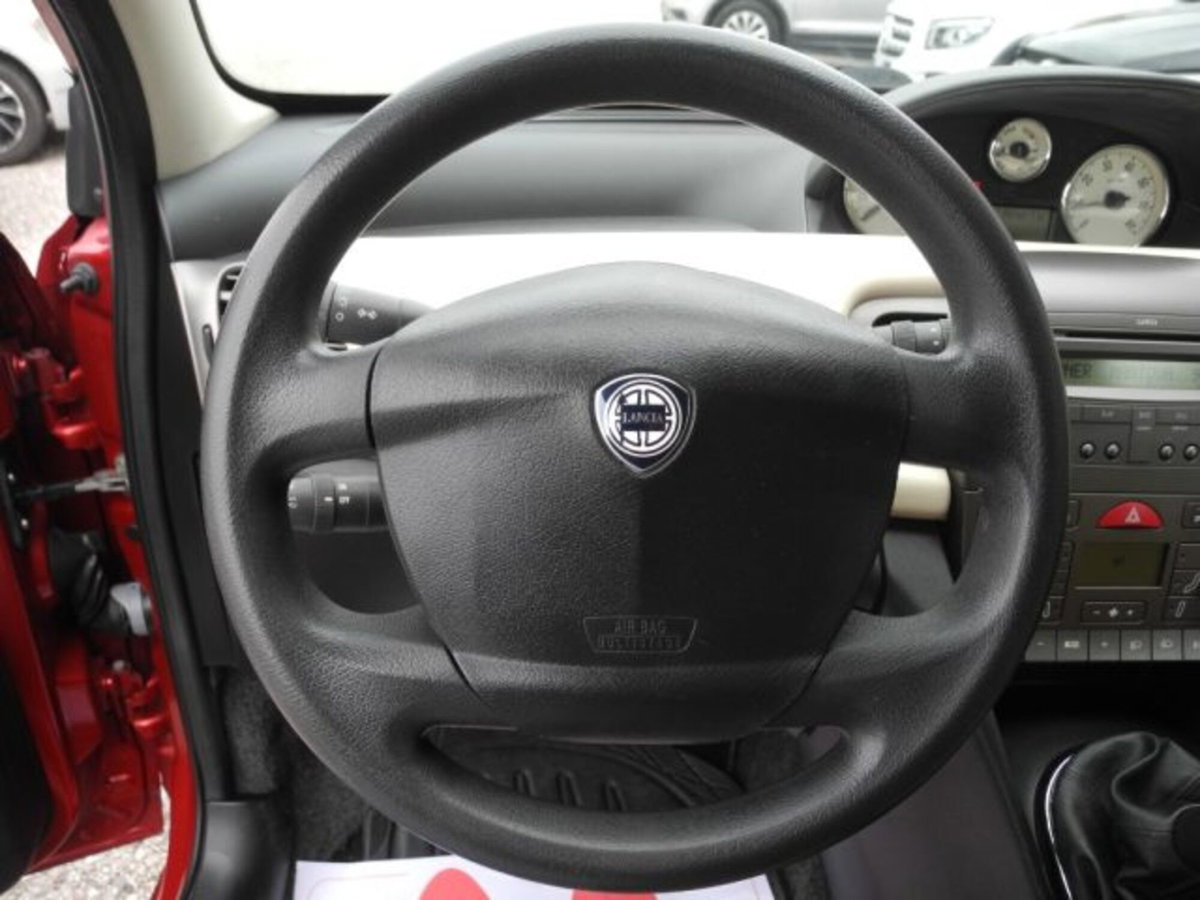 Lancia Ypsilon Multijet 16V Platino (5)