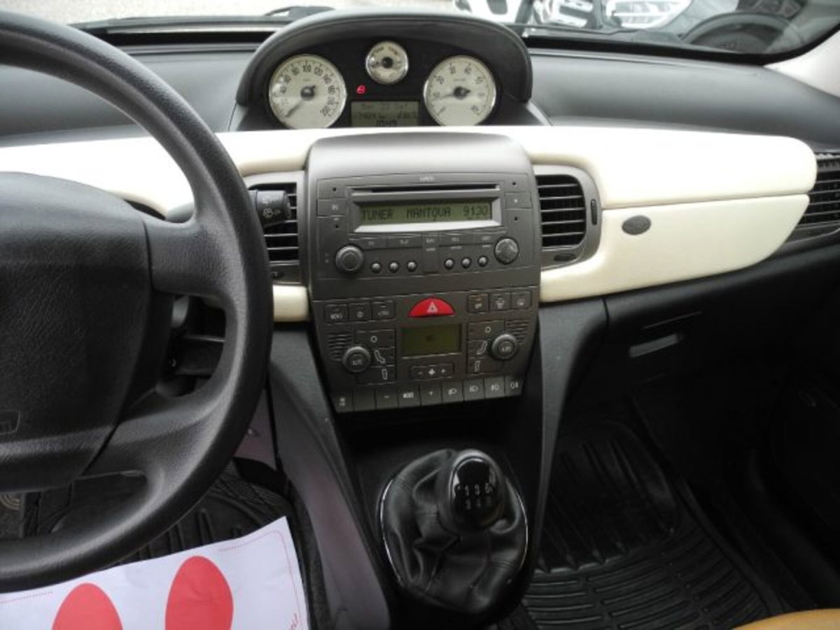 Lancia Ypsilon Multijet 16V Platino (7)