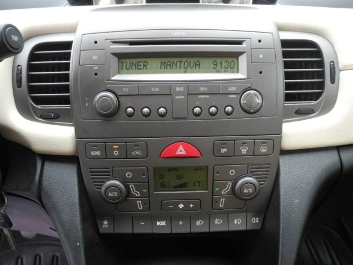 Lancia Ypsilon Multijet 16V Platino (8)