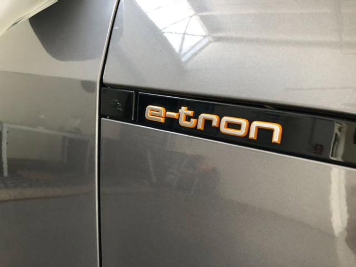 Audi SQ6 e-tron quattro 517cv (14)