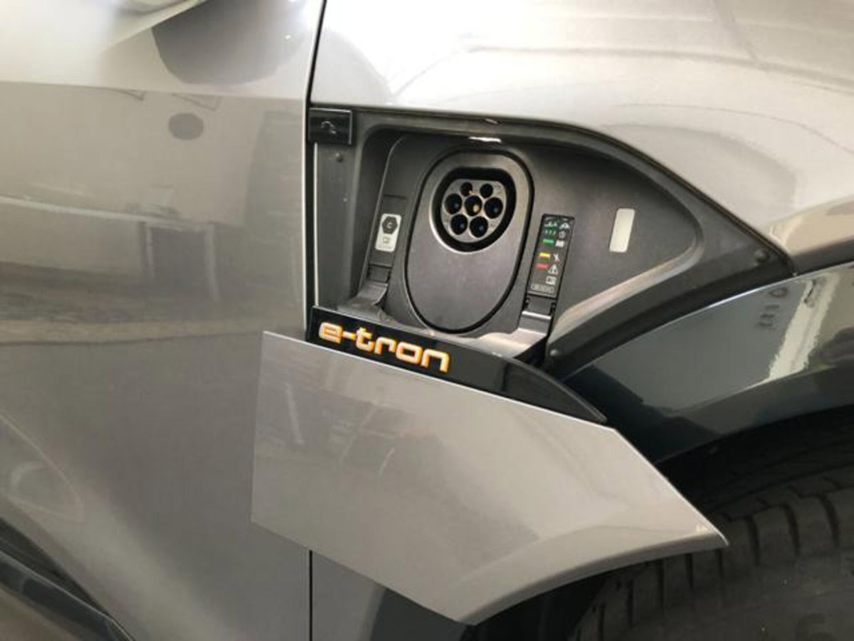 Audi SQ6 e-tron quattro 517cv (15)