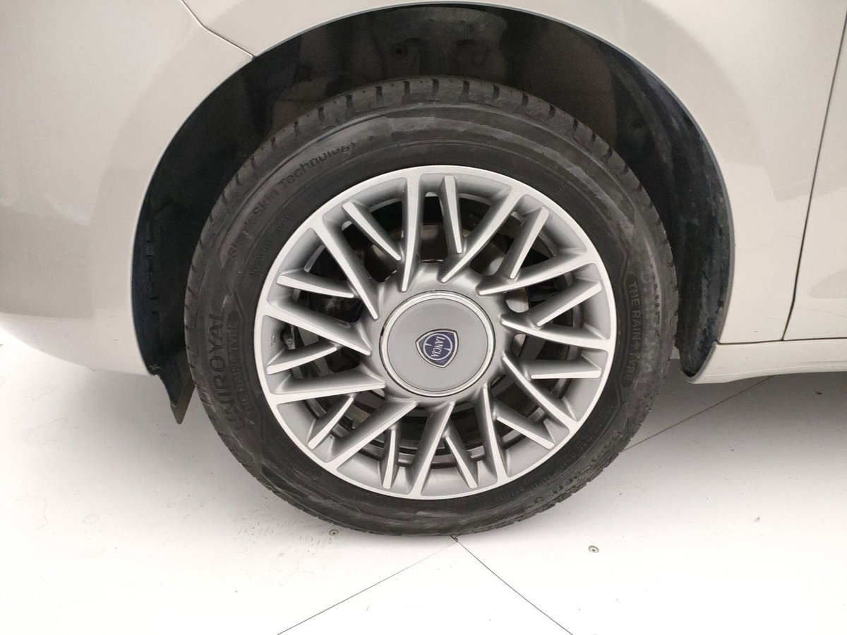 Lancia Ypsilon 1.2 69 CV 5 porte Platinum (10)