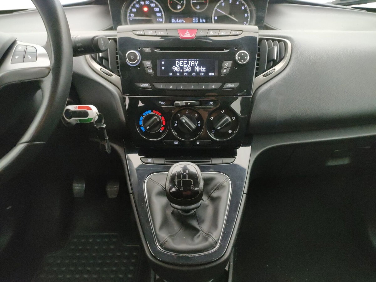 Lancia Ypsilon 1.2 69 CV 5 porte Platinum (13)