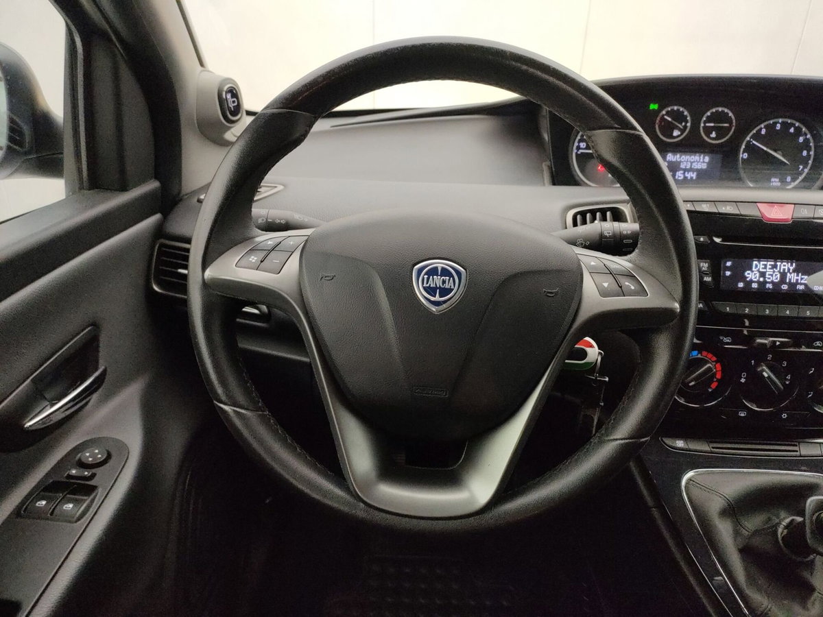 Lancia Ypsilon 1.2 69 CV 5 porte Platinum (16)