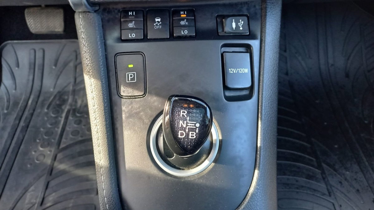 Toyota Auris Station Wagon 1.8 Hybrid Black Edition (10)