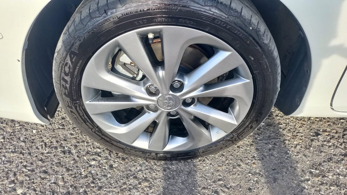 Toyota Auris Station Wagon 1.8 Hybrid Black Edition (18)