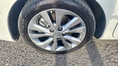 Toyota Auris Station Wagon 1.8 Hybrid Black Edition (18)