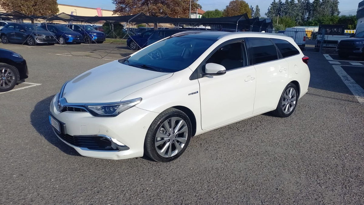 Toyota Auris Station Wagon 1.8 Hybrid Black Edition (2)