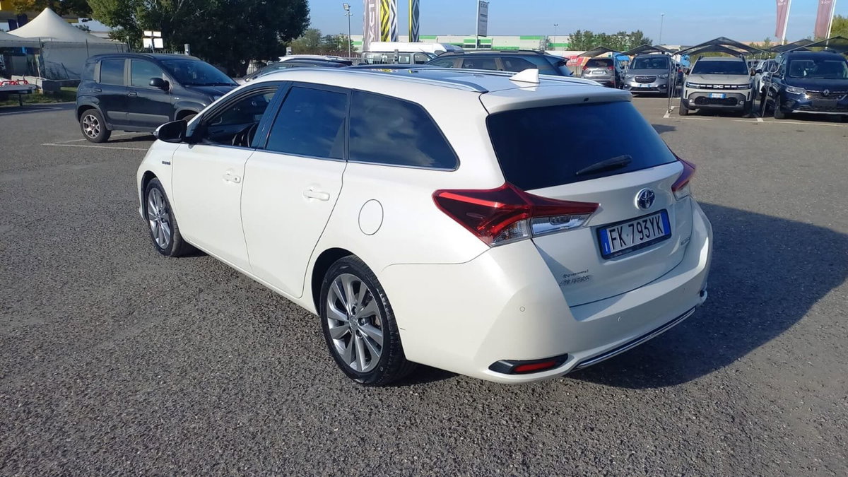 Toyota Auris Station Wagon 1.8 Hybrid Black Edition (4)