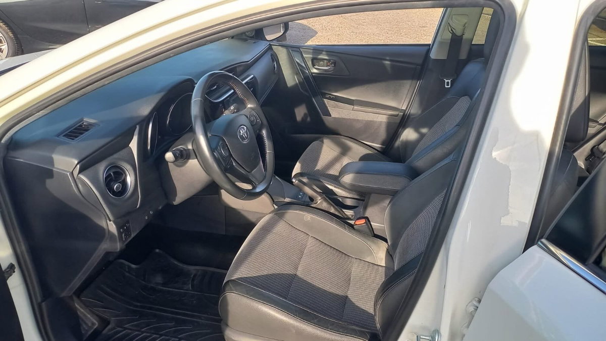 Toyota Auris Station Wagon 1.8 Hybrid Black Edition (5)