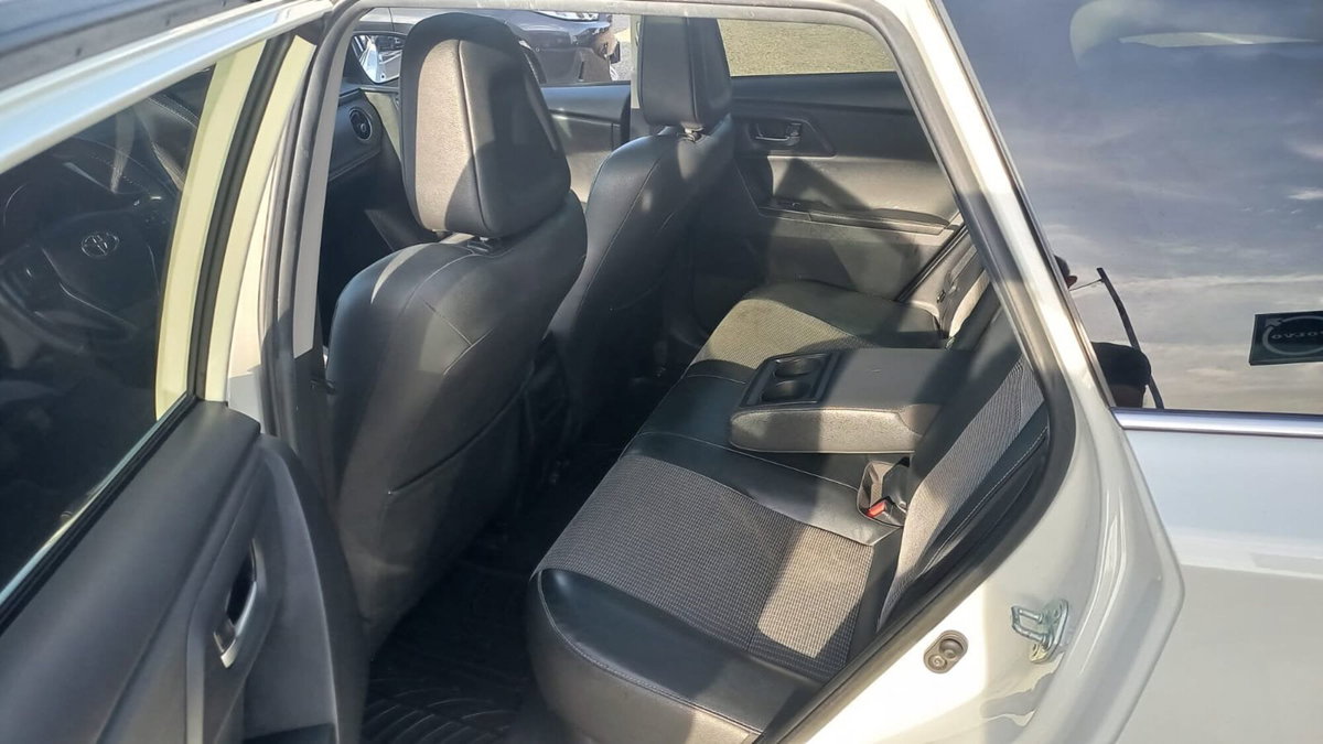 Toyota Auris Station Wagon 1.8 Hybrid Black Edition (6)
