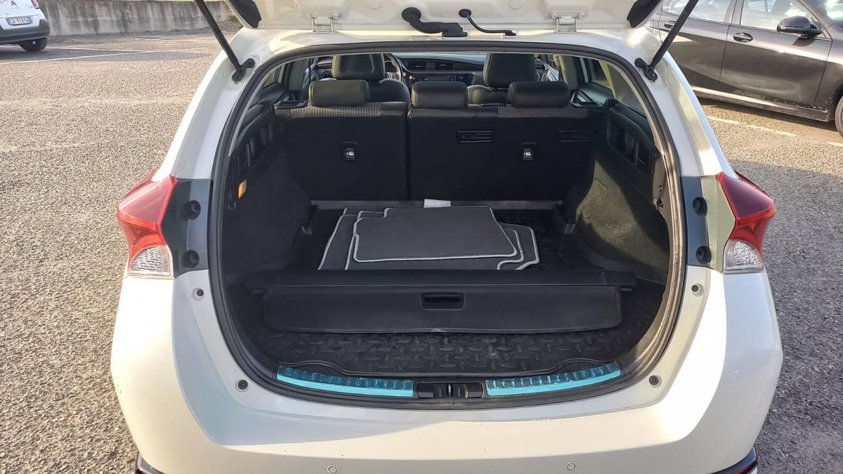 Toyota Auris Station Wagon 1.8 Hybrid Black Edition (7)
