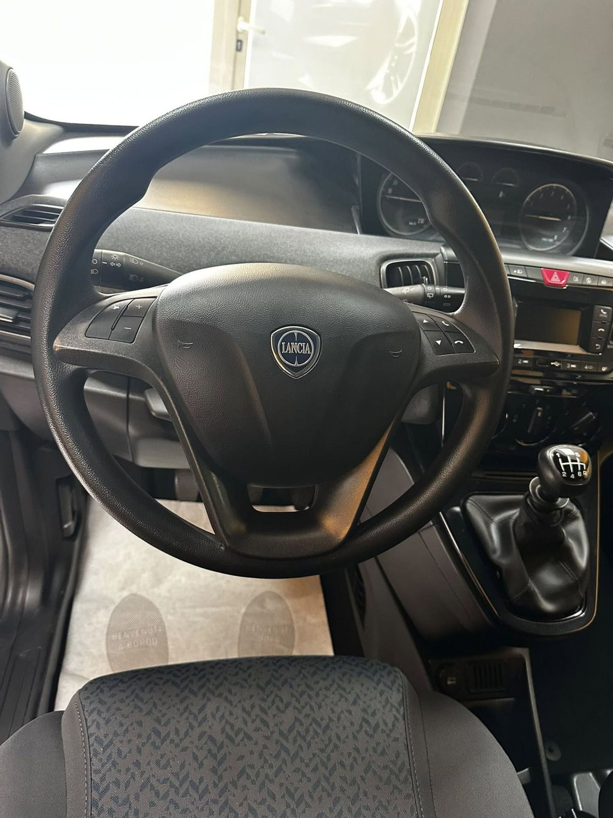 Lancia Ypsilon 1.0 FireFly 5 porte S&S Hybrid Alberta Ferretti (12)