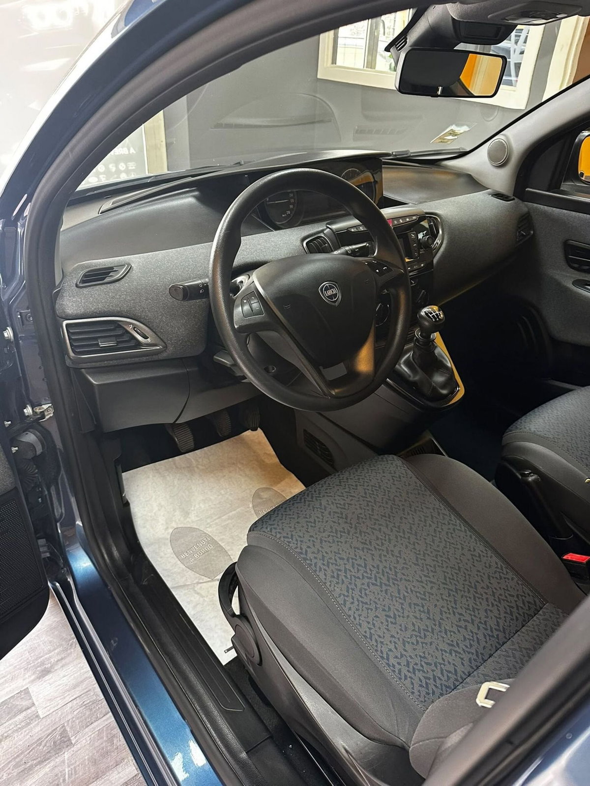 Lancia Ypsilon 1.0 FireFly 5 porte S&S Hybrid Alberta Ferretti (9)