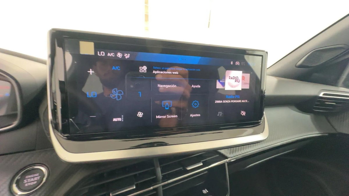 Peugeot 2008 1.2 hybrid Allure 145cv e-dcs6 (9)