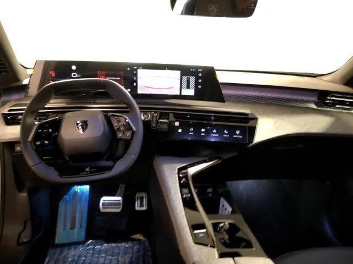 Peugeot 3008 1.2 hybrid GT Exclusive 145cv e-dcs6 (9)