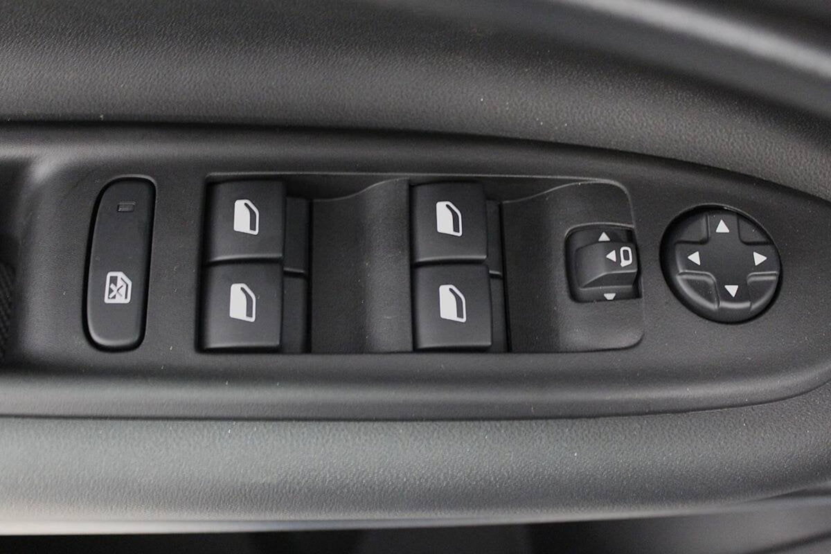 Jeep Avenger 1.2 turbo e-hybrid mhev Overland 4xe 145cv edct6 (11)