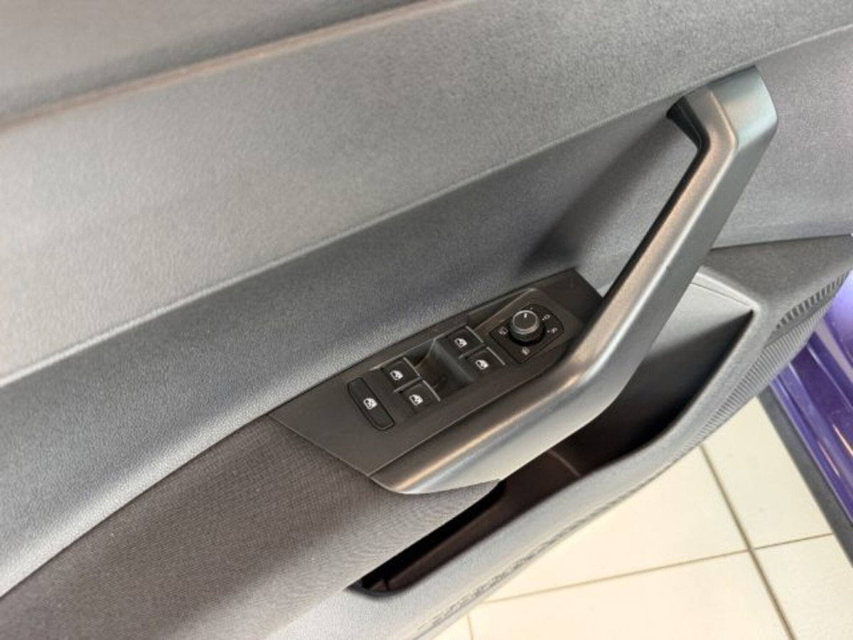 Volkswagen Polo 1.0 tsi R-Line 95cv dsg (16)