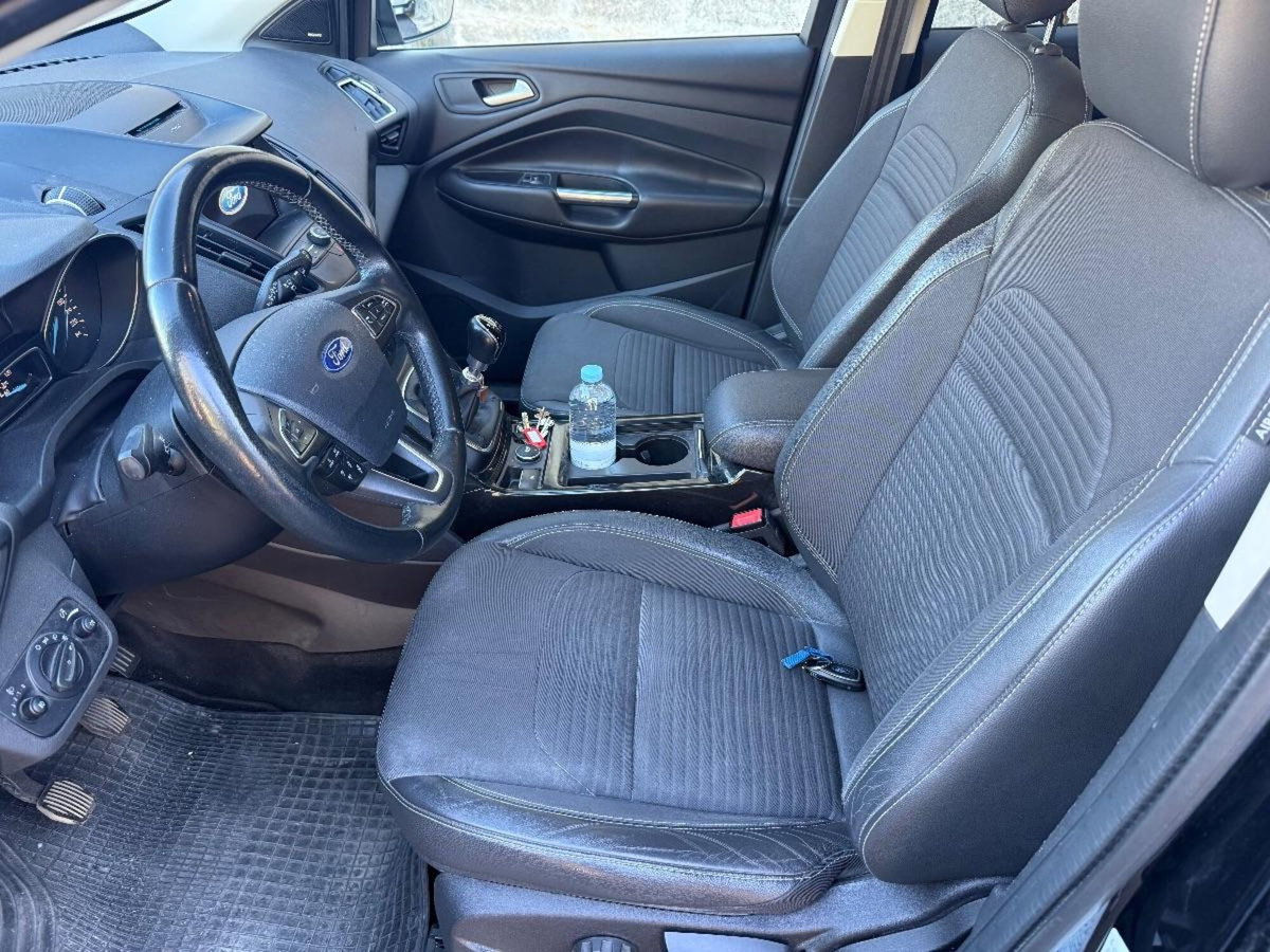 Ford Kuga 1.5 TDCI 120 CV S&S 2WD Titanium (9)