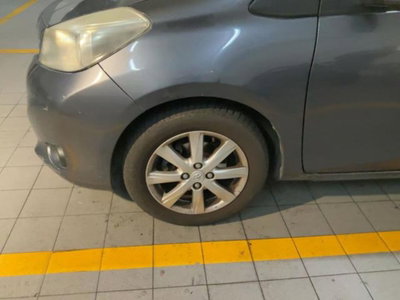 Toyota Yaris 1.0 5 porte Lounge (2)
