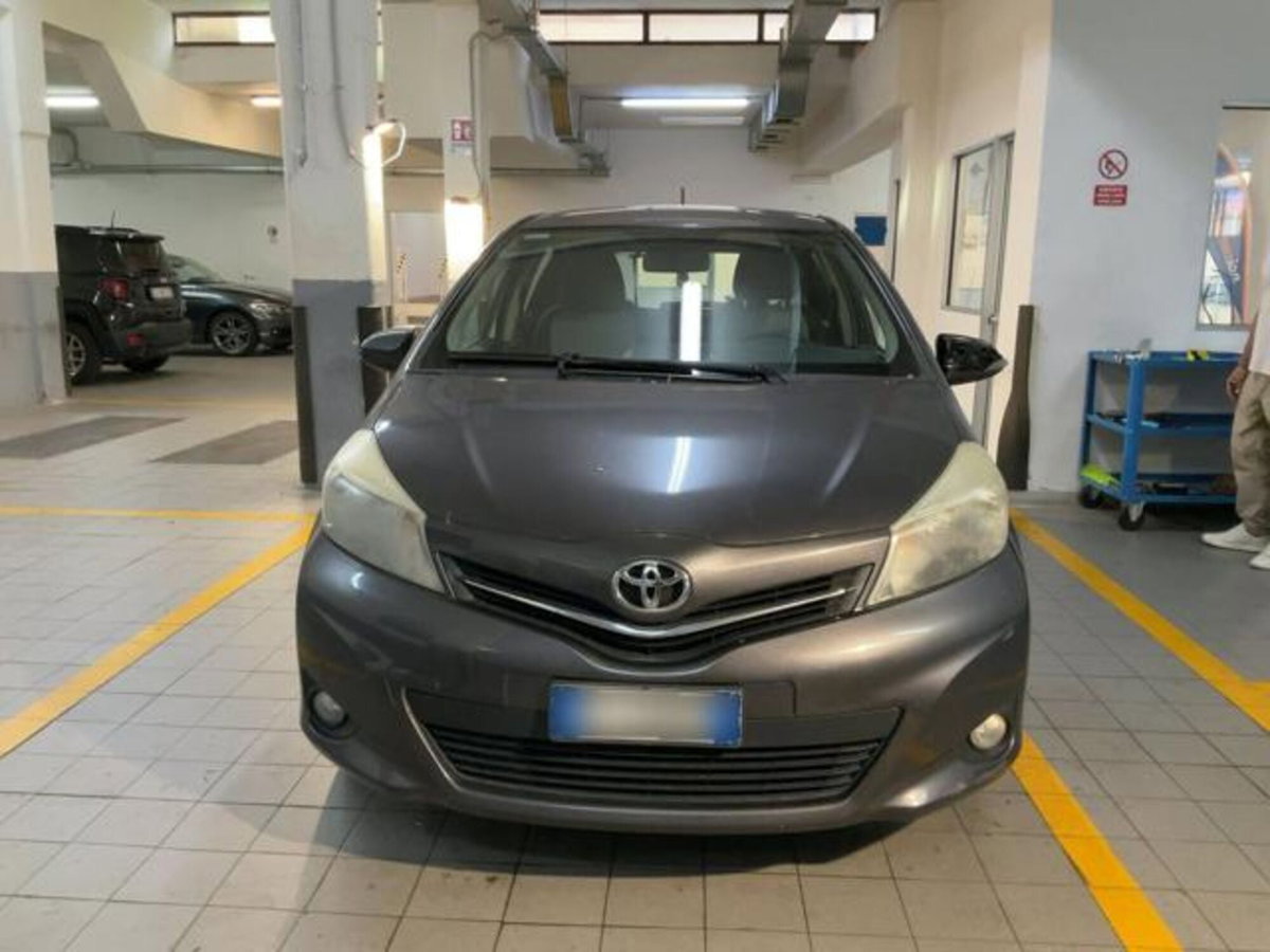 Toyota Yaris 1.0 5 porte Lounge (4)