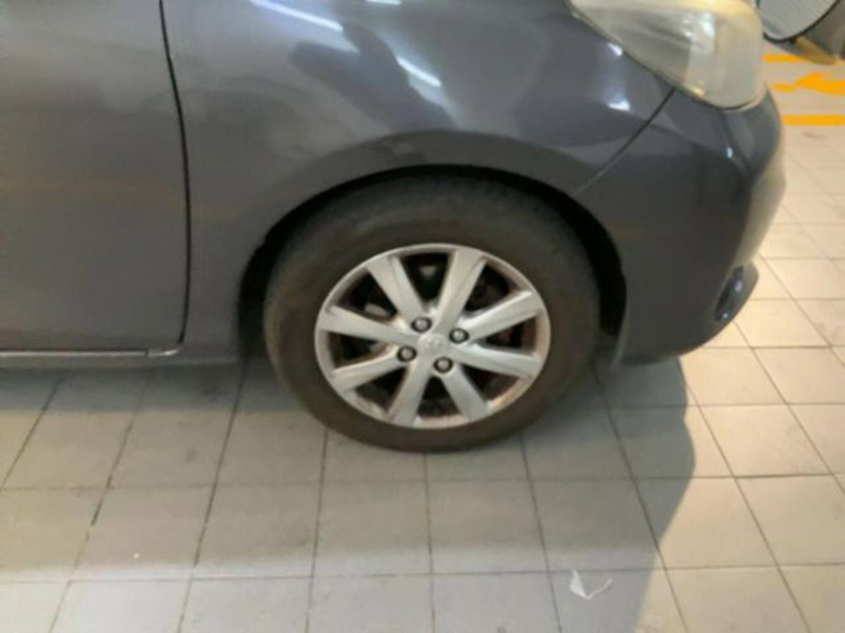 Toyota Yaris 1.0 5 porte Lounge (6)
