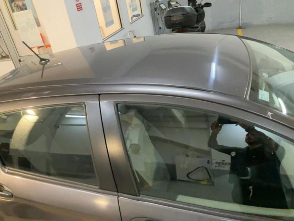 Toyota Yaris 1.0 5 porte Lounge (9)