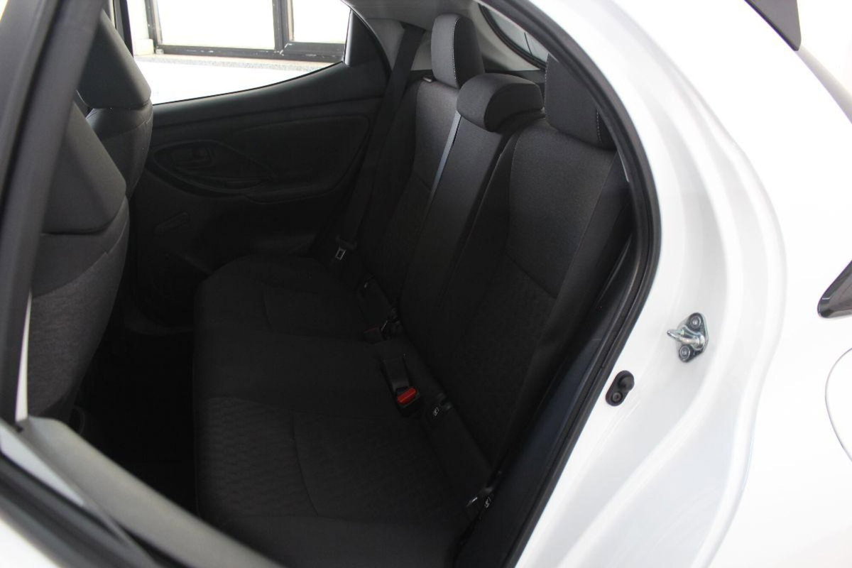 Toyota Yaris 1.0 5 porte Active (12)