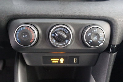 Toyota Yaris 1.0 5 porte Active (14)