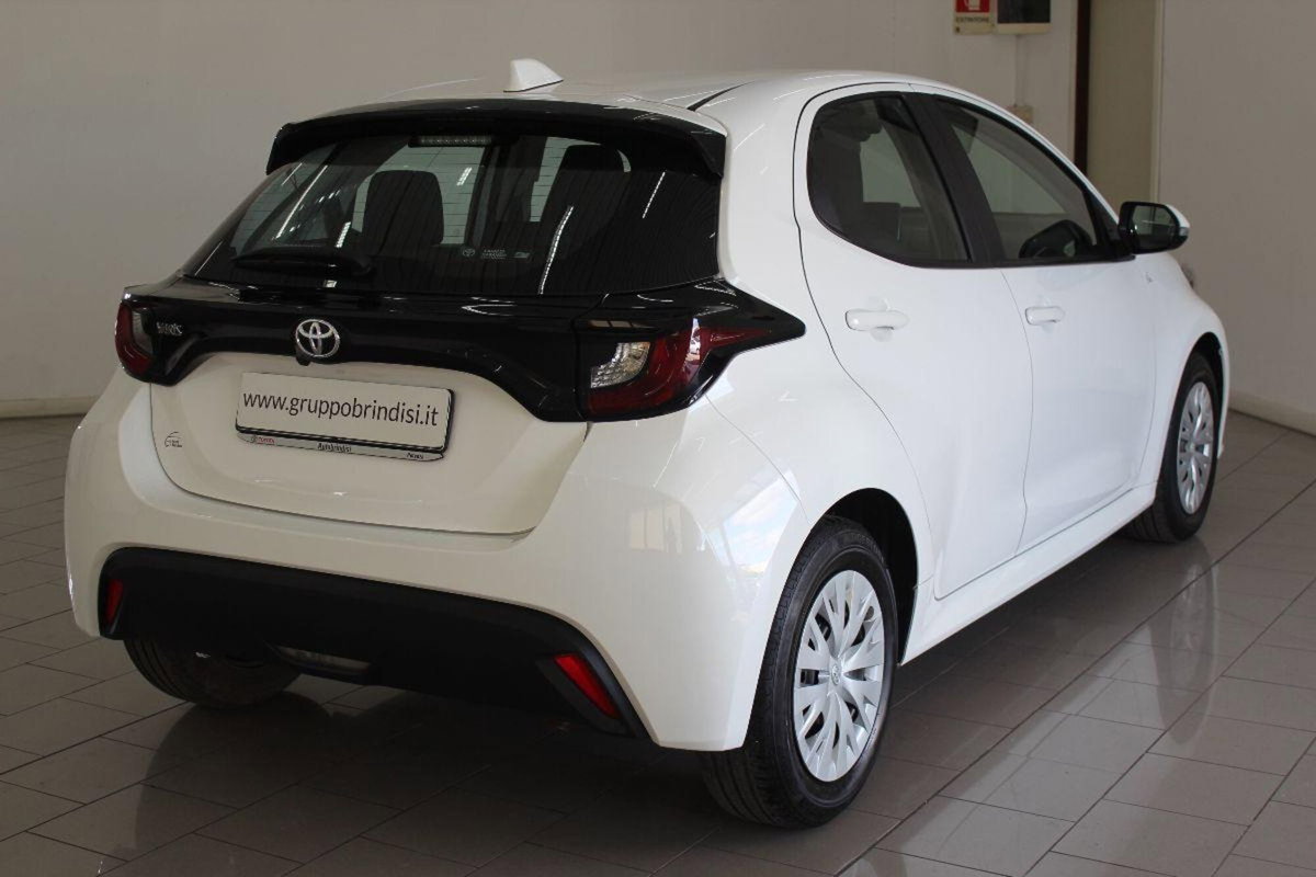 Toyota Yaris 1.0 5 porte Active (4)